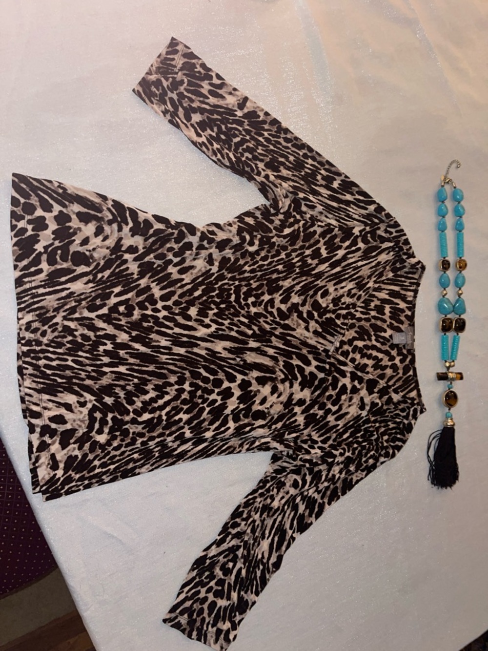 Chicos Sz 3 🐆 animal print v-neck top, 3/4 sleeve w/Chico’s necklace ( jewelry )